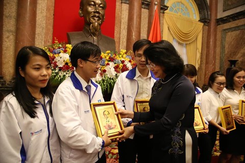Thầy giáo “như mẹ hiền” của trẻ khuyết tật - Ảnh 4. Thầy giáo “như mẹ hiền” của trẻ khuyết tật - Ảnh 4.