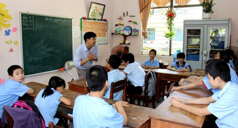 Thầy giáo “như mẹ hiền” của trẻ khuyết tật - Ảnh 1. Thầy giáo “như mẹ hiền” của trẻ khuyết tật - Ảnh 1.