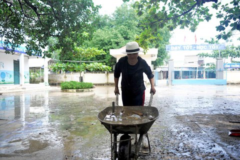 Thầy cô tạm quên 20-11 để quét dọn bùn đất trường lớp sau lũ - Ảnh 8. Thầy cô tạm quên 20-11 để quét dọn bùn đất trường lớp sau lũ - Ảnh 8.