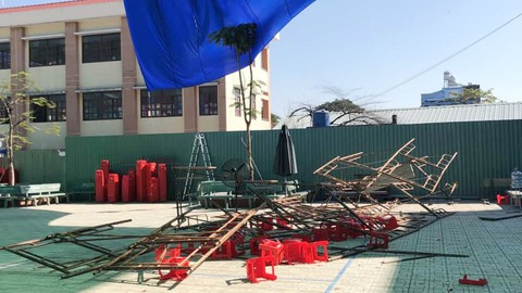 Sập giàn giáo làm sân khấu, nhiều học sinh tiểu học bị thương - Ảnh 1. Sập giàn giáo làm sân khấu, nhiều học sinh tiểu học bị thương - Ảnh 1.