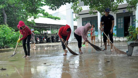 Thầy cô tạm quên 20-11 để quét dọn bùn đất trường lớp sau lũ - Ảnh 6. Thầy cô tạm quên 20-11 để quét dọn bùn đất trường lớp sau lũ - Ảnh 6.