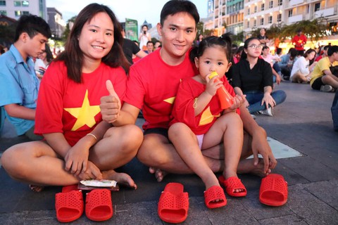 CĐV làm nóng phố đi bộ Nguyễn Huệ - Ảnh 11. CĐV làm nóng phố đi bộ Nguyễn Huệ - Ảnh 11.