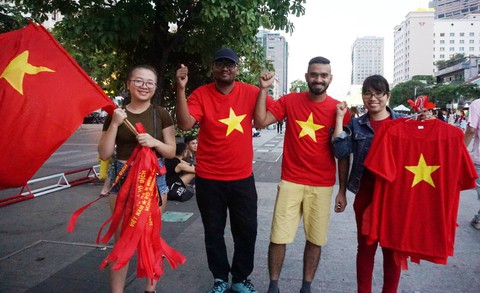 CĐV làm nóng phố đi bộ Nguyễn Huệ - Ảnh 12. CĐV làm nóng phố đi bộ Nguyễn Huệ - Ảnh 12.