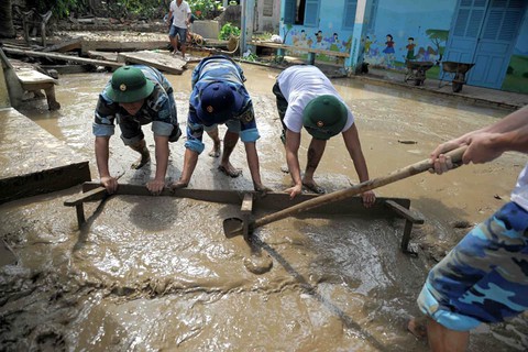 Thầy cô tạm quên 20-11 để quét dọn bùn đất trường lớp sau lũ - Ảnh 4. Thầy cô tạm quên 20-11 để quét dọn bùn đất trường lớp sau lũ - Ảnh 4.