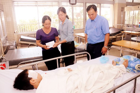 Thành đoàn TP.HCM thăm học sinh bị tai nạn sập giàn giáo - Ảnh 1. Thành đoàn TP.HCM thăm học sinh bị tai nạn sập giàn giáo - Ảnh 1.