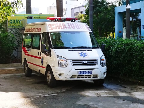 Sập giàn giáo làm sân khấu, nhiều học sinh tiểu học bị thương - Ảnh 2. Sập giàn giáo làm sân khấu, nhiều học sinh tiểu học bị thương - Ảnh 2.