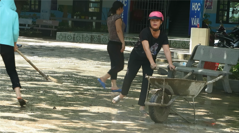Thầy cô tạm quên 20-11 để quét dọn bùn đất trường lớp sau lũ - Ảnh 3. Thầy cô tạm quên 20-11 để quét dọn bùn đất trường lớp sau lũ - Ảnh 3.