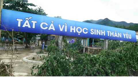 Thầy cô tạm quên 20-11 để quét dọn bùn đất trường lớp sau lũ - Ảnh 5. Thầy cô tạm quên 20-11 để quét dọn bùn đất trường lớp sau lũ - Ảnh 5.