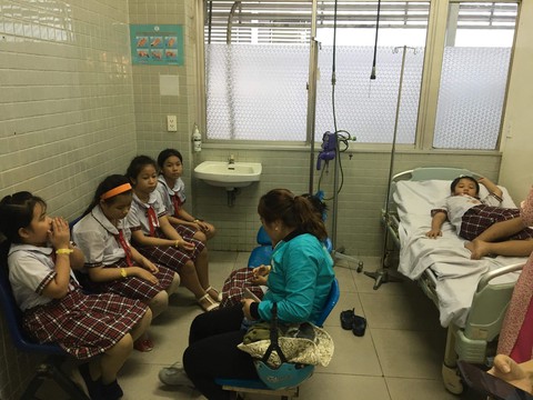 Sập giàn giáo làm sân khấu, nhiều học sinh tiểu học bị thương - Ảnh 4. Sập giàn giáo làm sân khấu, nhiều học sinh tiểu học bị thương - Ảnh 4.