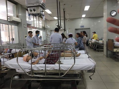 Sập giàn giáo làm sân khấu, nhiều học sinh tiểu học bị thương - Ảnh 5. Sập giàn giáo làm sân khấu, nhiều học sinh tiểu học bị thương - Ảnh 5.