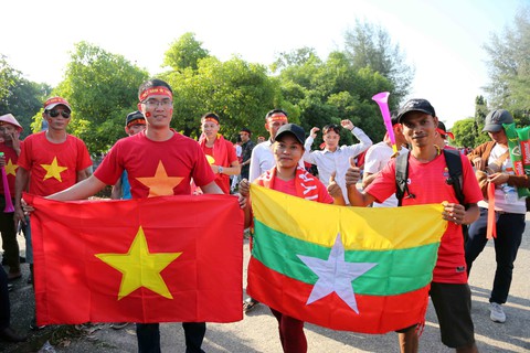 CĐV Myanmar và VN ùn ùn đến sân Thuwunna - Ảnh 2. CĐV Myanmar và VN ùn ùn đến sân Thuwunna - Ảnh 2.