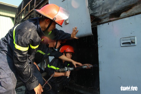 Hai xe giường nằm đậu trong bến xe bất ngờ cháy trơ khung - Ảnh 5. Hai xe giường nằm đậu trong bến xe bất ngờ cháy trơ khung - Ảnh 5.