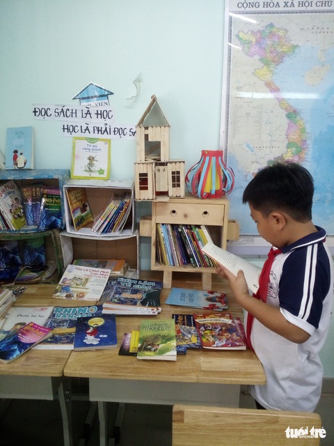 Cô giáo tiểu học tìm mọi cách để trò đọc sách - Ảnh 4. Cô giáo tiểu học tìm mọi cách để trò đọc sách - Ảnh 4.