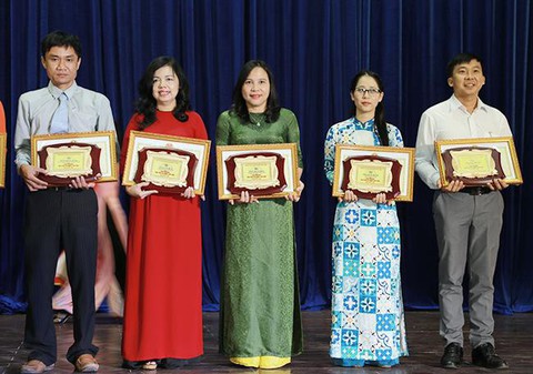 Giảng viên Duy Tân nhận danh hiệu Nhà giáo Đà Nẵng tiêu biểu - Ảnh 1. Giảng viên Duy Tân nhận danh hiệu Nhà giáo Đà Nẵng tiêu biểu - Ảnh 1.