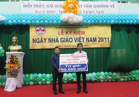 Trao học bổng cho học trò nghèo ở trung tâm TP.HCM - Ảnh 3. Trao học bổng cho học trò nghèo ở trung tâm TP.HCM - Ảnh 3.