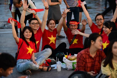 CĐV làm nóng phố đi bộ Nguyễn Huệ - Ảnh 3. CĐV làm nóng phố đi bộ Nguyễn Huệ - Ảnh 3.