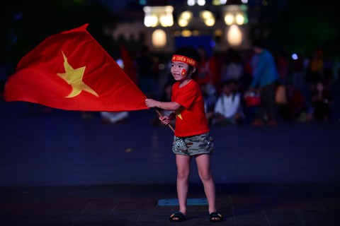 CĐV làm nóng phố đi bộ Nguyễn Huệ - Ảnh 6. CĐV làm nóng phố đi bộ Nguyễn Huệ - Ảnh 6.