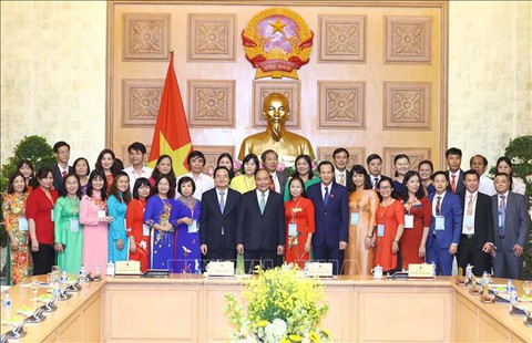 Thủ tướng: Thầy cô phải gieo mầm những phẩm chất tốt đẹp - Ảnh 1. Thủ tướng: Thầy cô phải gieo mầm những phẩm chất tốt đẹp - Ảnh 1.
