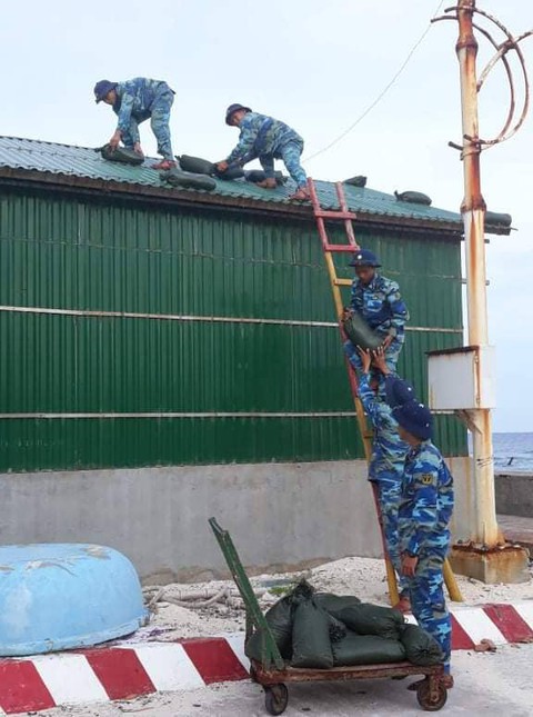 Quân và dân Trường Sa chuẩn bị ứng phó bão số 9 - Ảnh 1. Quân và dân Trường Sa chuẩn bị ứng phó bão số 9 - Ảnh 1.