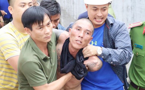 Khởi tố người cha ‘ngáo đá’ ném con từ tầng lầu xuống đất - Ảnh 1. Khởi tố người cha ‘ngáo đá’ ném con từ tầng lầu xuống đất - Ảnh 1.