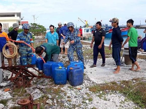 Quân và dân Trường Sa chuẩn bị ứng phó bão số 9 - Ảnh 2. Quân và dân Trường Sa chuẩn bị ứng phó bão số 9 - Ảnh 2.
