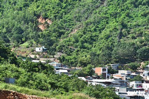 Những dự án đô thị trên đầu làm sạt lở núi ở Nha Trang? - Ảnh 2. Những dự án đô thị trên đầu làm sạt lở núi ở Nha Trang? - Ảnh 2.