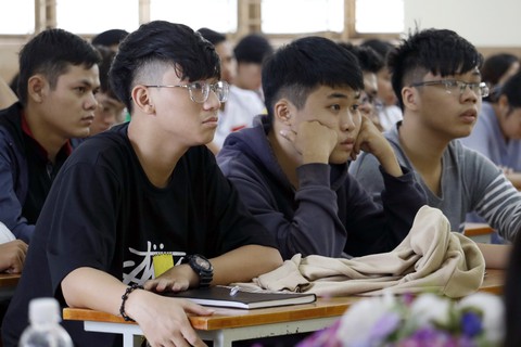 Khi sinh viên năm nhất bối rối giảng đường - Ảnh 1. Khi sinh viên năm nhất bối rối giảng đường - Ảnh 1.