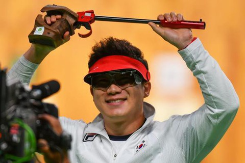 Jin Jong Oh- xạ thủ 4 lần giành HCV Olympic đến Việt Nam - Ảnh 1. Jin Jong Oh- xạ thủ 4 lần giành HCV Olympic đến Việt Nam - Ảnh 1.