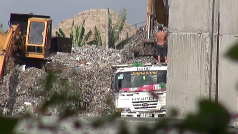 Phóng sự điều tra: Đem chất thải, rác rưởi... san lấp mặt bằng - Ảnh 7. Phóng sự điều tra: Đem chất thải, rác rưởi... san lấp mặt bằng - Ảnh 7.