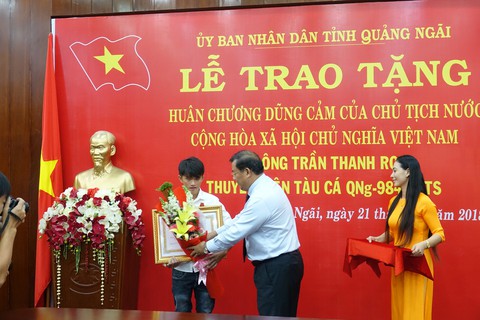 Chủ tịch nước tặng huân chương cho chàng ngư dân dũng cảm - Ảnh 1. Chủ tịch nước tặng huân chương cho chàng ngư dân dũng cảm - Ảnh 1.