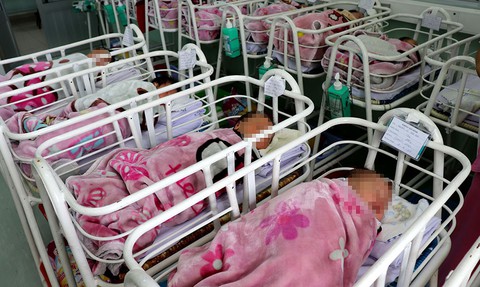 Bệnh viện sản, nhi đều quá tải - Ảnh 1. Bệnh viện sản, nhi đều quá tải - Ảnh 1.