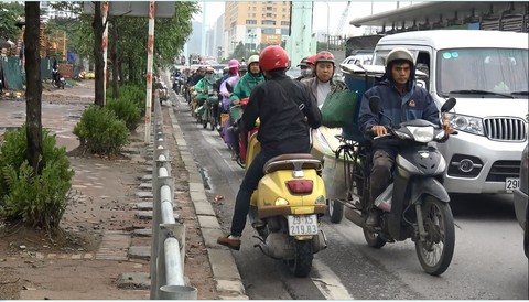 Hà Nội dựng rào chắn trên vỉa hè, dân đi ngược chiều dưới lòng đường - Ảnh 7. Hà Nội dựng rào chắn trên vỉa hè, dân đi ngược chiều dưới lòng đường - Ảnh 7.