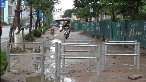 Hà Nội dựng rào chắn trên vỉa hè, dân đi ngược chiều dưới lòng đường - Ảnh 6. Hà Nội dựng rào chắn trên vỉa hè, dân đi ngược chiều dưới lòng đường - Ảnh 6.