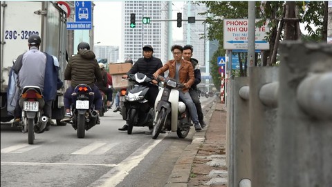Hà Nội dựng rào chắn trên vỉa hè, dân đi ngược chiều dưới lòng đường - Ảnh 4. Hà Nội dựng rào chắn trên vỉa hè, dân đi ngược chiều dưới lòng đường - Ảnh 4.