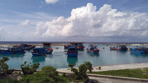 Trung tâm Hậu cần kỹ thuật đảo Sinh Tồn giúp ngư dân chống bão - Ảnh 2. Trung tâm Hậu cần kỹ thuật đảo Sinh Tồn giúp ngư dân chống bão - Ảnh 2.