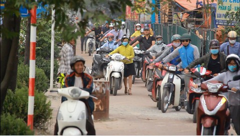 Hà Nội dựng rào chắn trên vỉa hè, dân đi ngược chiều dưới lòng đường - Ảnh 10. Hà Nội dựng rào chắn trên vỉa hè, dân đi ngược chiều dưới lòng đường - Ảnh 10.