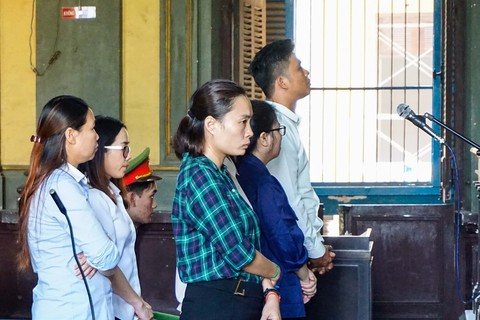 5/6 nhân viên Eximbank trong vụ bốc hơi hàng trăm tỉ được hưởng án treo - Ảnh 1. 5/6 nhân viên Eximbank trong vụ bốc hơi hàng trăm tỉ được hưởng án treo - Ảnh 1.