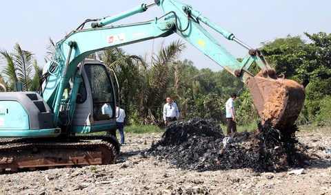 Từ điều tra của Tuổi Trẻ: Khai quật khu san lấp, bên dưới đầy rác thải - Ảnh 2. Từ điều tra của Tuổi Trẻ: Khai quật khu san lấp, bên dưới đầy rác thải - Ảnh 2.