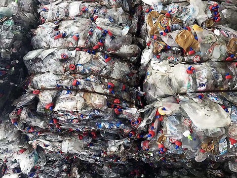 Nhập khẩu phế liệu trái phép, nhóm giám đốc bị bắt - Ảnh 2. Nhập khẩu phế liệu trái phép, nhóm giám đốc bị bắt - Ảnh 2.