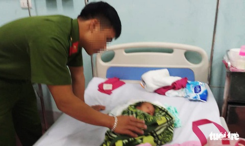 Giải cứu bé gái 20 ngày tuổi bị mẹ ruột bán - Ảnh 2. Giải cứu bé gái 20 ngày tuổi bị mẹ ruột bán - Ảnh 2.