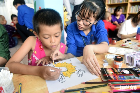 Những chiến binh nhí tô tranh hưởng ứng Ngày hội hoa hướng dương - Ảnh 1. Những chiến binh nhí tô tranh hưởng ứng Ngày hội hoa hướng dương - Ảnh 1.