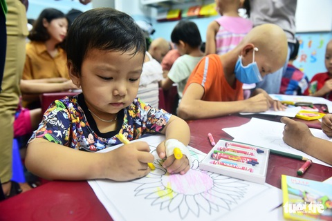 Những chiến binh nhí tô tranh hưởng ứng Ngày hội hoa hướng dương - Ảnh 3. Những chiến binh nhí tô tranh hưởng ứng Ngày hội hoa hướng dương - Ảnh 3.