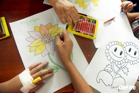 Những chiến binh nhí tô tranh hưởng ứng Ngày hội hoa hướng dương - Ảnh 8. Những chiến binh nhí tô tranh hưởng ứng Ngày hội hoa hướng dương - Ảnh 8.