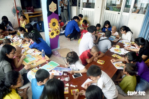 Những chiến binh nhí tô tranh hưởng ứng Ngày hội hoa hướng dương - Ảnh 9. Những chiến binh nhí tô tranh hưởng ứng Ngày hội hoa hướng dương - Ảnh 9.