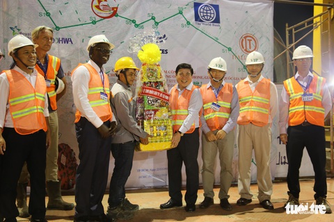 Chủ tịch UBND TP.HCM kiểm tra công trình cống ngầm vào buổi tối - Ảnh 2. Chủ tịch UBND TP.HCM kiểm tra công trình cống ngầm vào buổi tối - Ảnh 2.