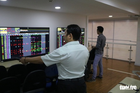 Bà Hồ Thị Kim Thoa đã bán 1,4 triệu cổ phiếu Điện Quang - Ảnh 1. Bà Hồ Thị Kim Thoa đã bán 1,4 triệu cổ phiếu Điện Quang - Ảnh 1.
