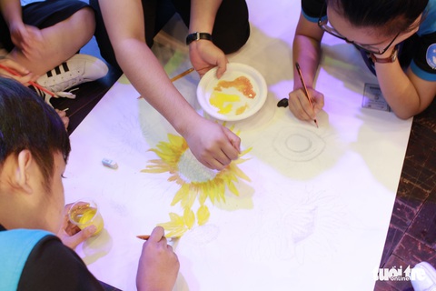 Những chiến binh nhí tô tranh hưởng ứng Ngày hội hoa hướng dương - Ảnh 14. Những chiến binh nhí tô tranh hưởng ứng Ngày hội hoa hướng dương - Ảnh 14.