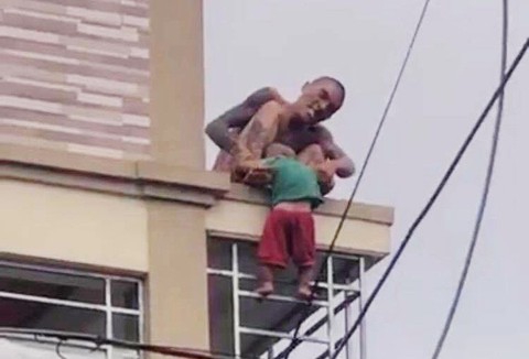 Người đàn ông dùng ma túy trước khi ném con xuống đất - Ảnh 1. Người đàn ông dùng ma túy trước khi ném con xuống đất - Ảnh 1.