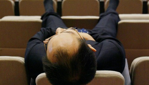 Nhiều công ty Nhật khuyến khích nhân viên chợp mắt trong giờ làm việc - Ảnh 1. Nhiều công ty Nhật khuyến khích nhân viên chợp mắt trong giờ làm việc - Ảnh 1.