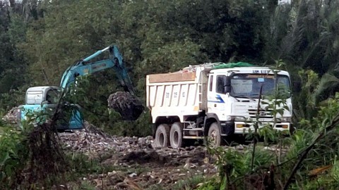 Điều tra Đem chất thải… san lấp mặt bằng: Cố tình hay “bị trộm”? - Ảnh 4. Điều tra Đem chất thải… san lấp mặt bằng: Cố tình hay “bị trộm”? - Ảnh 4.